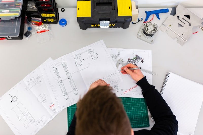 Técnico del servicio técnico Siemens reparando electrodoméstico en Valencia